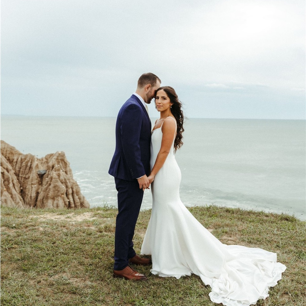 Wedding gown - Picture 2 of 3